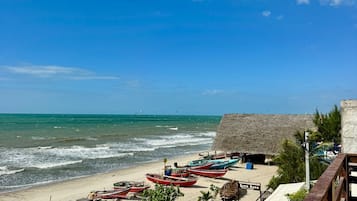 Am Strand, weißer Sandstrand, 10 Strandbars