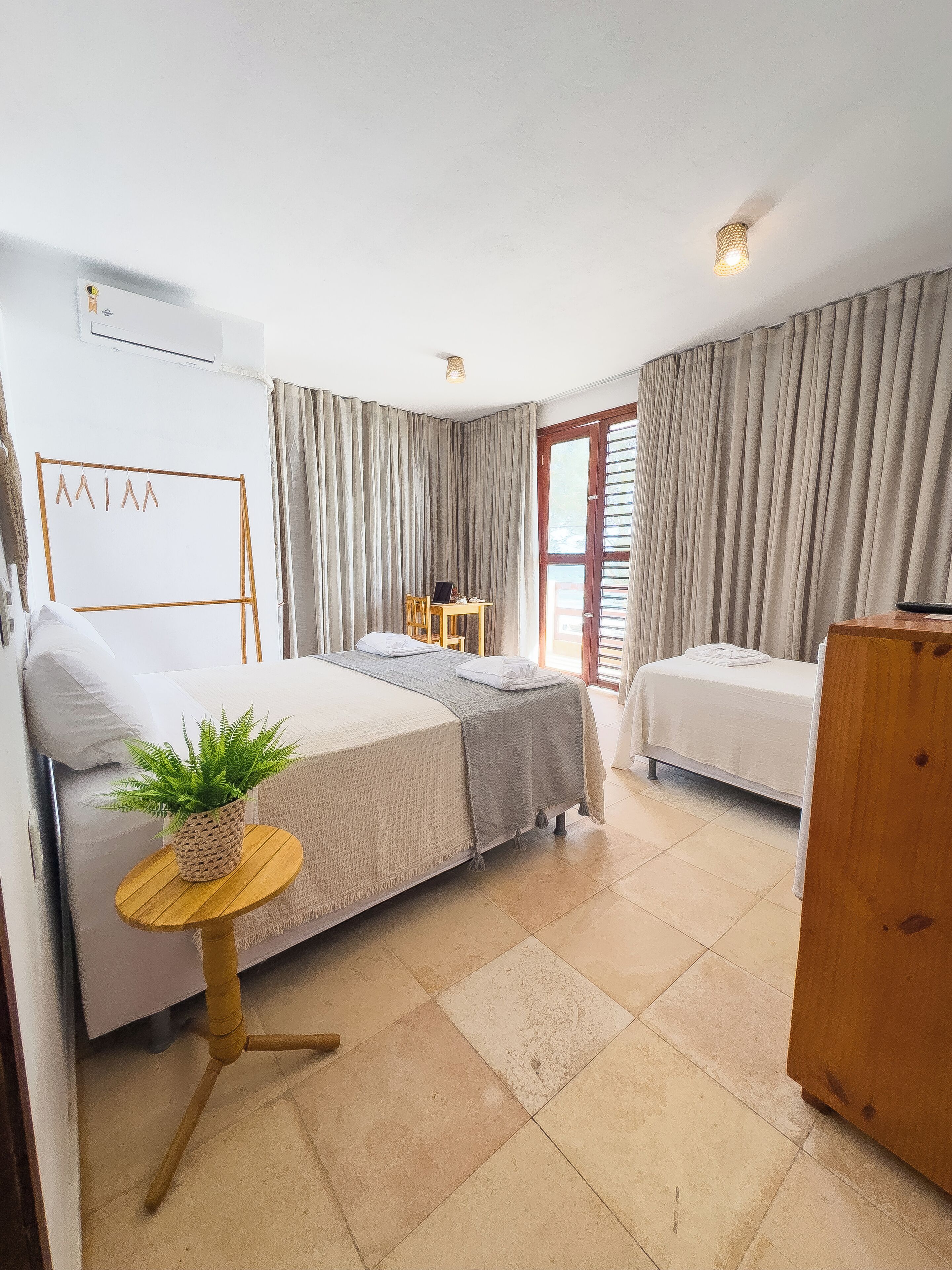 Habitación triple superior, servicio de limpieza, vista a la playa | Minibar y wifi gratis 