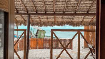 Quarto triplo, varanda coberta, vista para a praia | Vista para praia/oceano