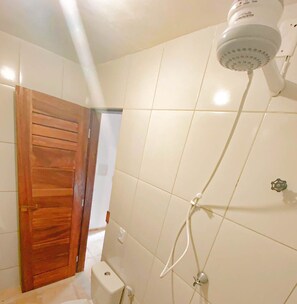 Regadera, amenidades de baño gratuitas, toallas, jabón