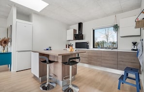 Kühlschrank, Ofen, Geschirrspüler, Wasserkocher mit Kaffee-/Teezubehör