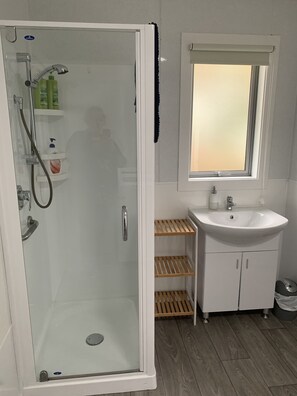 Bruser, hårtørrer, håndklæder, Sæbe