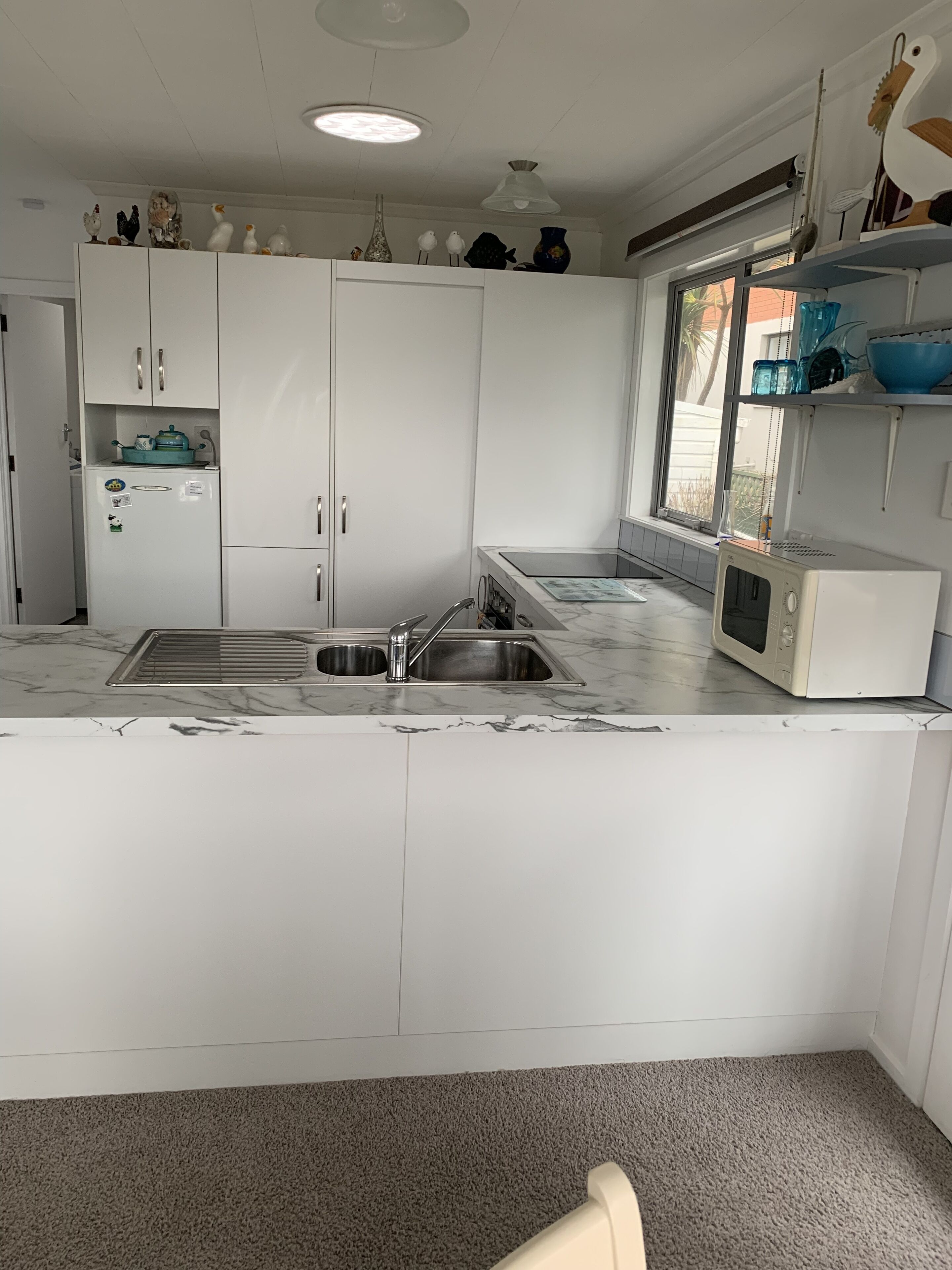 Microondas, horno, parrilla de estufa y tetera eléctrica 