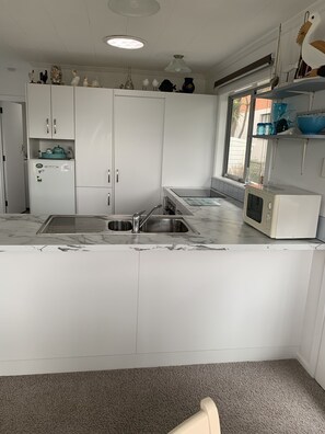 Mikrobølgeovn, ovn, kokeplater og vannkoker