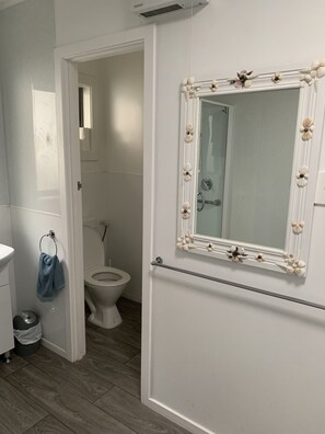 Een douche, een haardroger, handdoeken, zeep