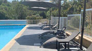 Piscine extérieure (ouverte en saison), parasols de plage