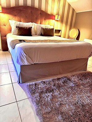 Hypo-allergenic bedding, down duvets, individually decorated - La biche au bois  (Montclera)