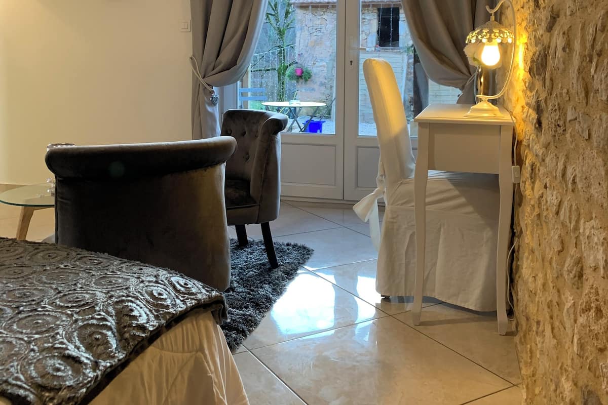 Chambre Confort, 1 très grand lit, vue cour intérieure (La Milande)