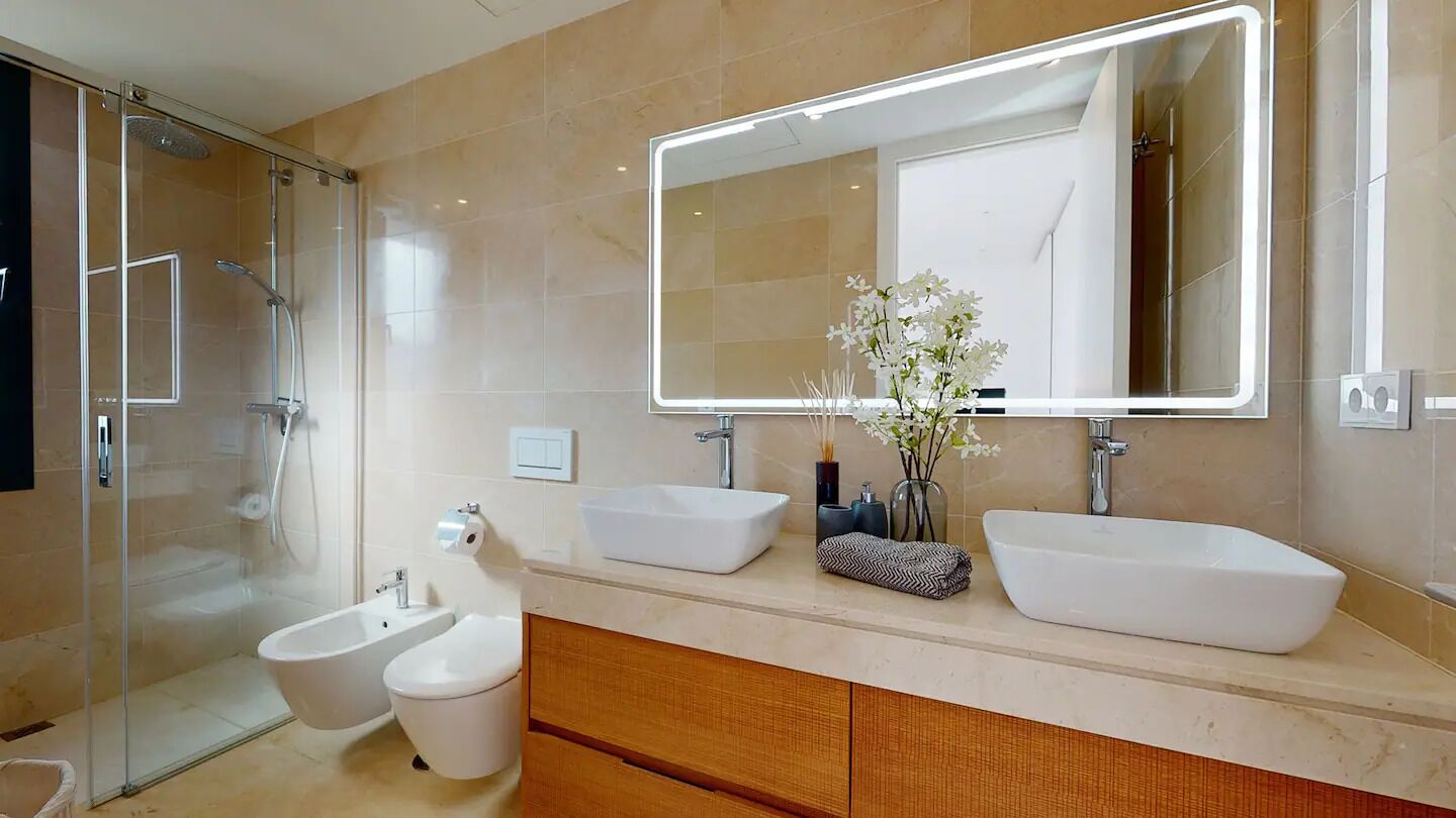 Shower, hair dryer, bidet, towels