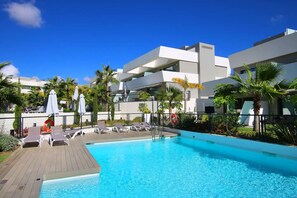 Una piscina al aire libre, una piscina climatizada