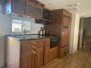 Fridge, microwave, oven, stovetop - Arasibo RV (Arecibo)