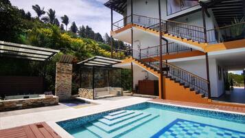 Piscina externa, piscina aquecida