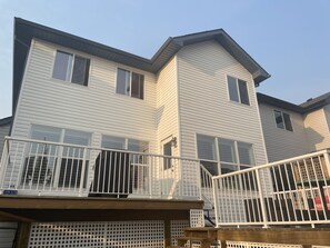 Un immeuble de deux étages doté d’un balcon et d’un garage.