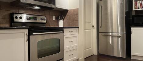 Refrigerador, microondas, horno, placa de cocina