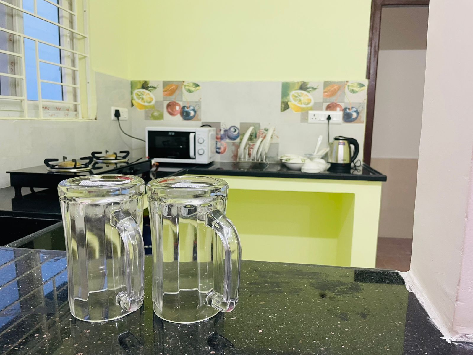 Refrigerador, microondas, parrilla de estufa y tetera eléctrica 