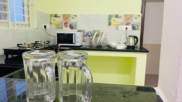 Een koelkast, een microgolfoven, een kookplaat, een waterkoker