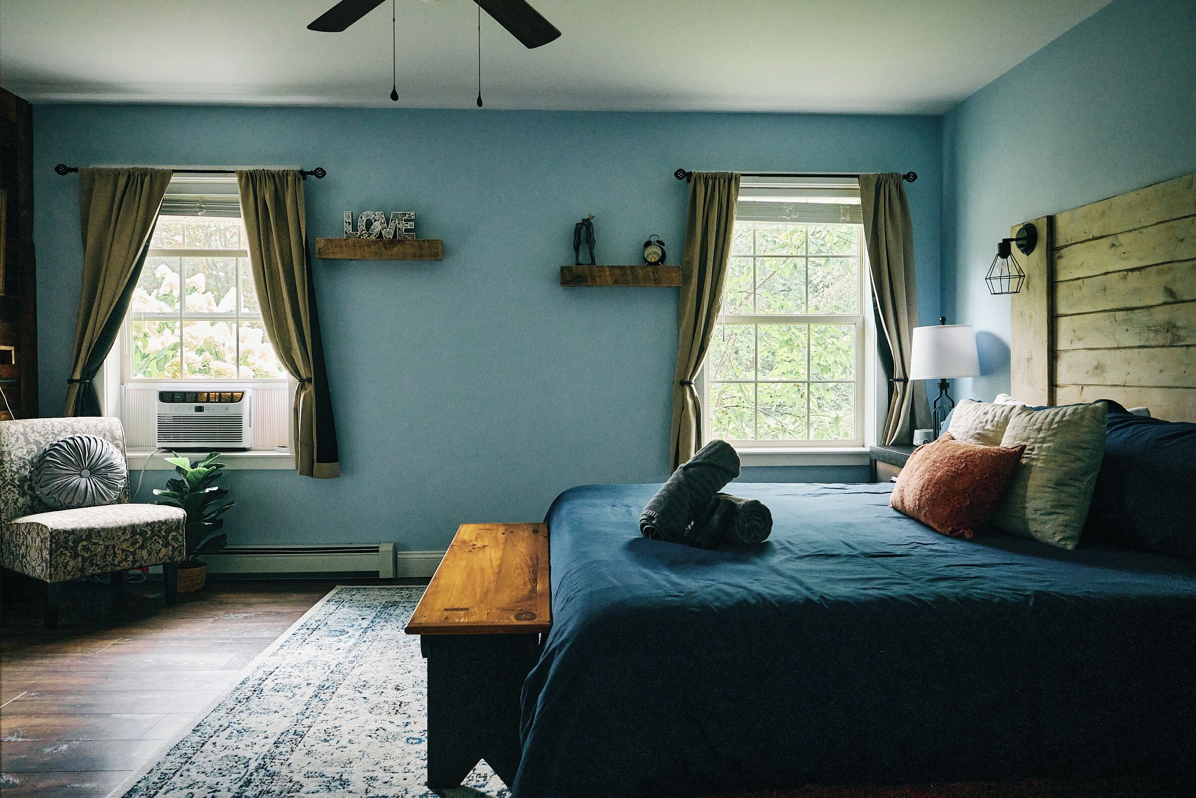 3 bedrooms, desk, iron/ironing board, travel crib