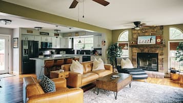 Smart-TV, peis, bordtennis og bøker