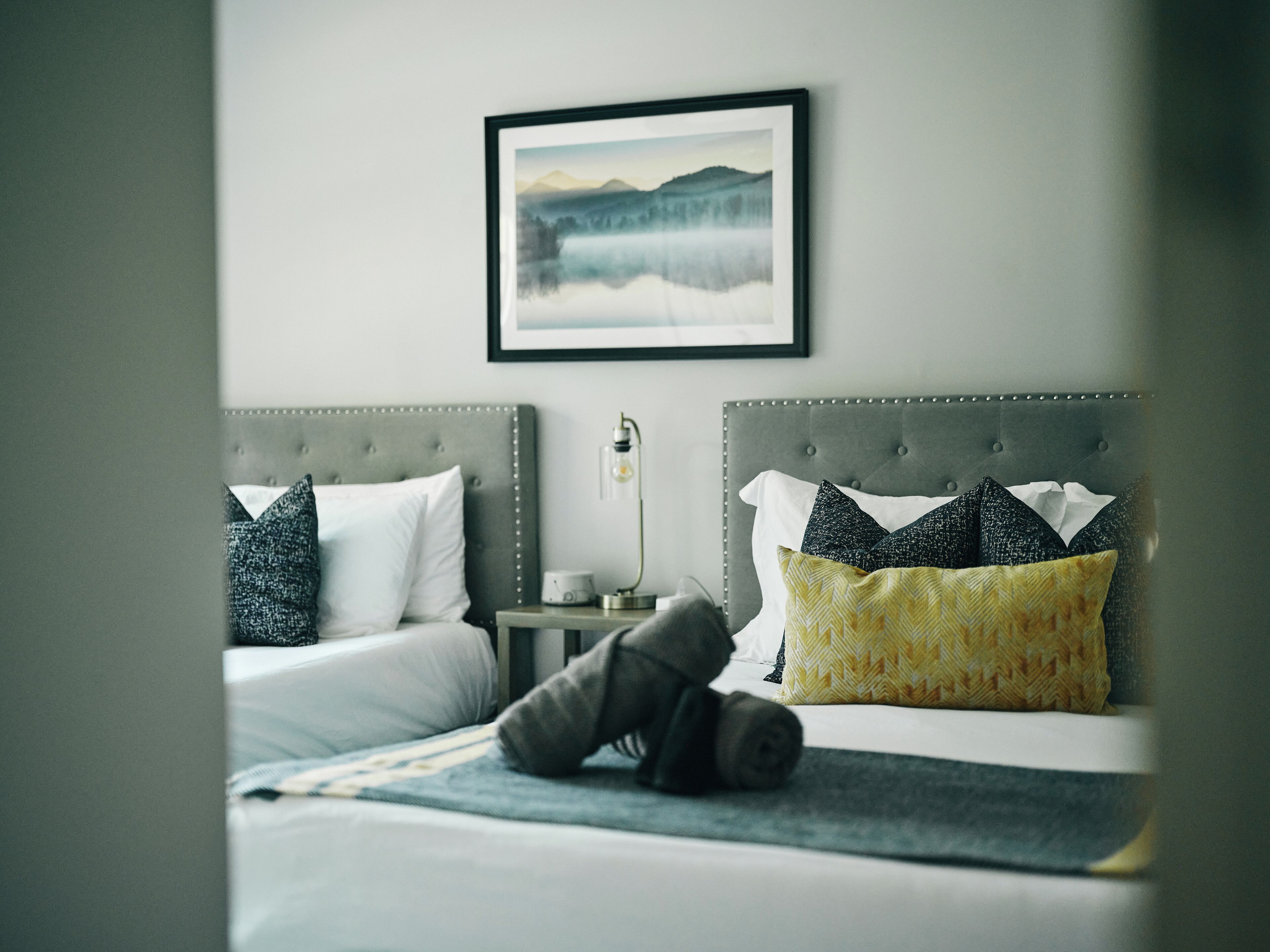 3 habitaciones, escritorio y tabla de planchar con plancha 