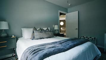 3 間睡房、書桌、熨斗/熨衫板、可攜式嬰兒床