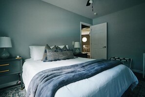 3 bedrooms, desk, iron/ironing board, travel crib - Luxe Catskills Mountain Cabin Private Pool Hot Tub, Fire Pit, Pond, Dog-friendly (Cairo)