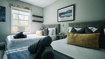 3 slaapkamers, een bureau, een strijkplank/strijkijzer, reisbedje