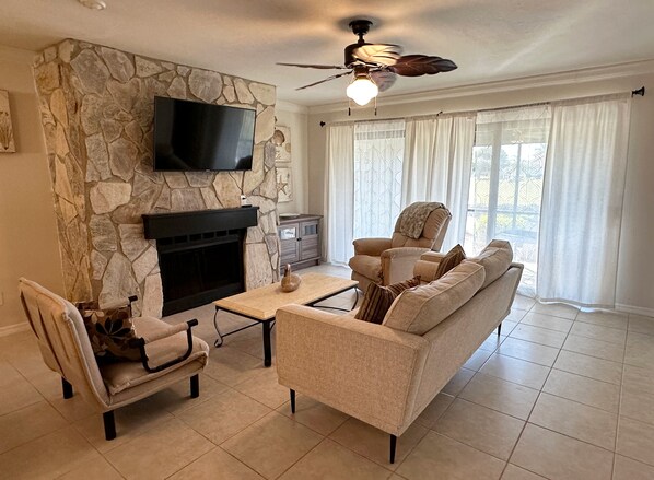 Smart TV, chimenea y libros 