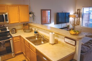 Frigorifero, microonde, forno, piano cottura