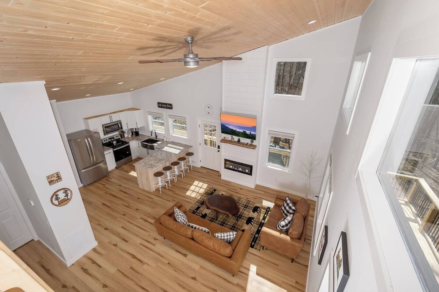 Un intérieur moderne comprenant une cuisine, un coin repas et un salon.