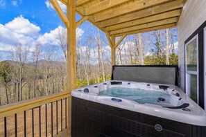 Outdoor spa tub - New Cabin, 5 Minutes to Boone, Long Range Views! (Boone)
