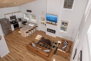 TV, fireplace - New Cabin, 5 Minutes to Boone, Long Range Views! (Boone)