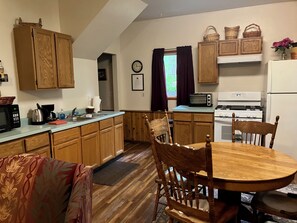 Fridge, microwave, oven, stovetop - A great "base camp" from which to explore Alaska. (Eagle River)