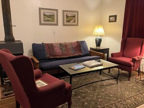 Smart TV, fireplace - A great "base camp" from which to explore Alaska. (Eagle River)