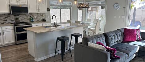 Una Smart TV, una chimenea, un reproductor estéreo