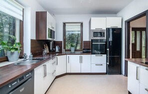 Frigorífico, microondas, placa de cocina y lavavajillas