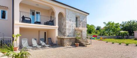 المنشأة من الخارج