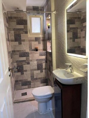 Bathroom - 3 bedrooms Family apartment (محافظة القاهرة‬)