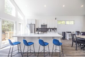 Fridge, microwave, oven, stovetop - Luxury oasis in the woods, less than five minutes from the beach! (Wiarton)