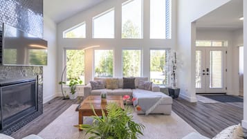 Smart TV, fireplace