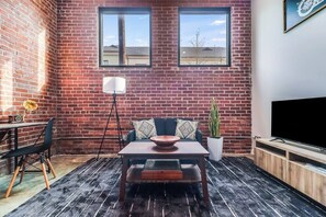 تلفزيون ذكي، ألعاب فيديو، كرة قدم الطاولة، كُتُب