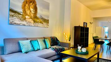 Deluxe Apartment, 2 Bedrooms | Living room