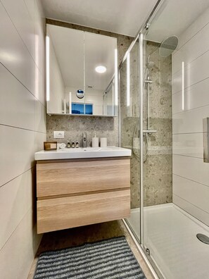 Deluxe-Apartment, 2 Schlafzimmer | Badezimmer | Dusche, Haartrockner, Handtücher, Seife