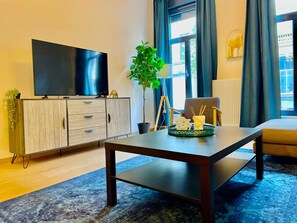 Apartemen Deluks, 2 kamar tidur | Ruang keluarga | Smart TV 42-inci dengan saluran TV digital dan TV