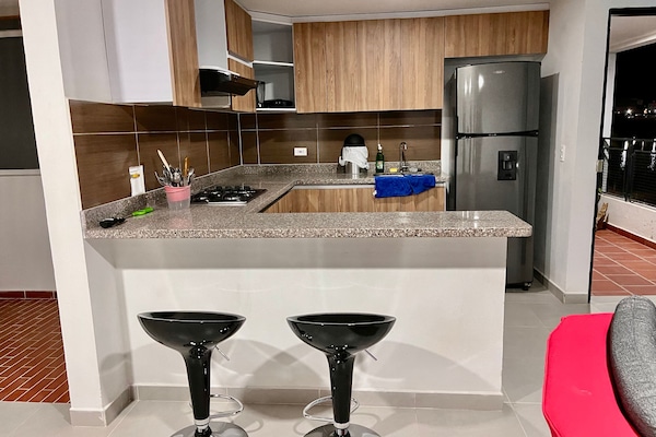 Appartement Signature | Cuisine privée | Réfrigérateur grande capacité avec congélateur, surface de cuisson