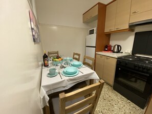 Réfrigérateur, un four, cafetière-théière