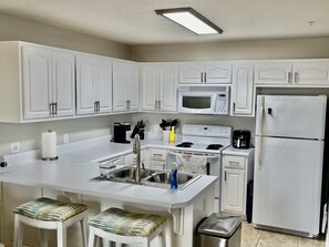 Refrigerador, microondas, horno y parrilla de estufa 