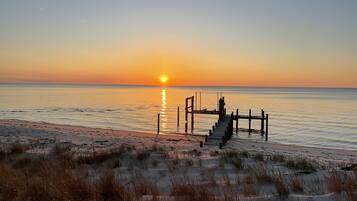 Playa en los alrededores, camastros y toallas de playa
