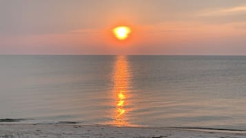 In Strandnähe, Liegestühle, Strandtücher