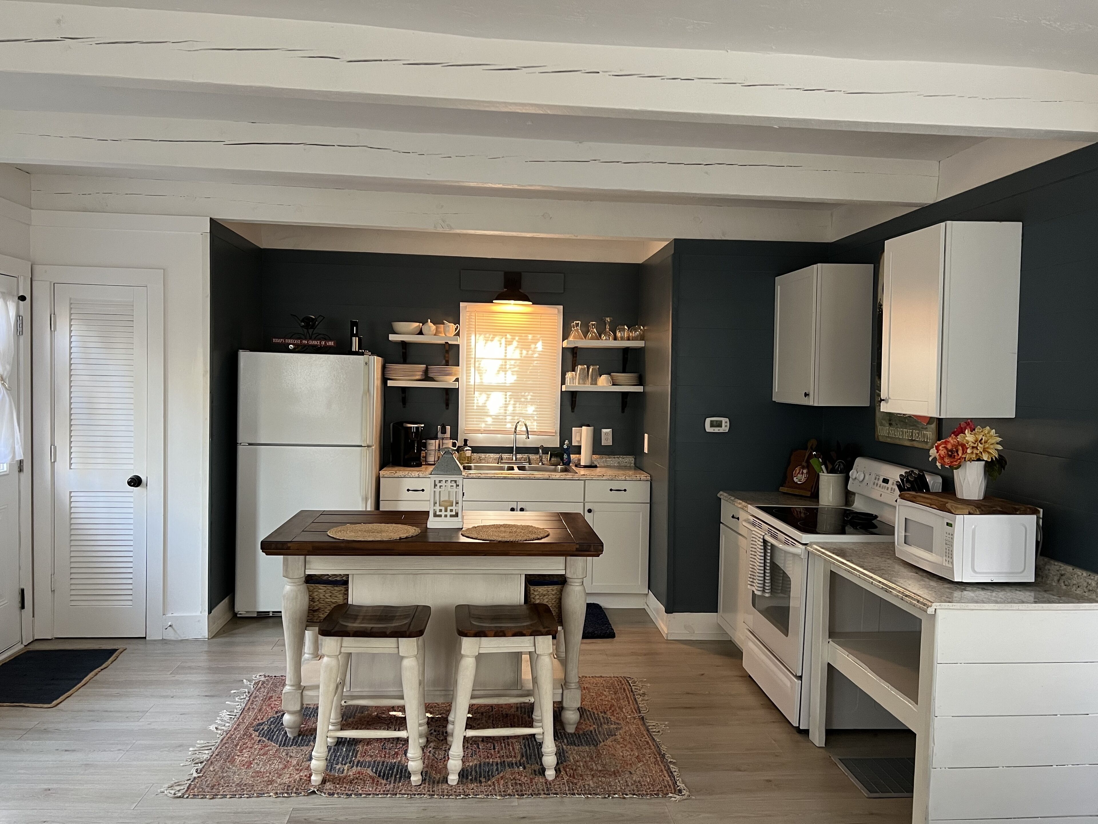 Jääkaappi, mikroaaltouuni, uuni, liesi