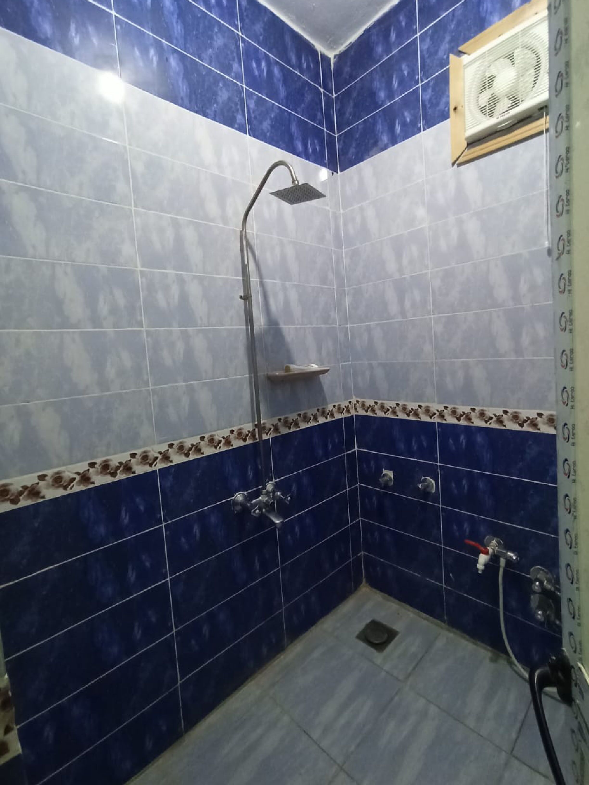 Basic Double or Twin Room | Bathroom | Shower, rainfall showerhead, free toiletries, hair dryer